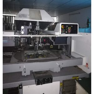 PTH com furos passantes, incluindo inserção DIP e soldagem